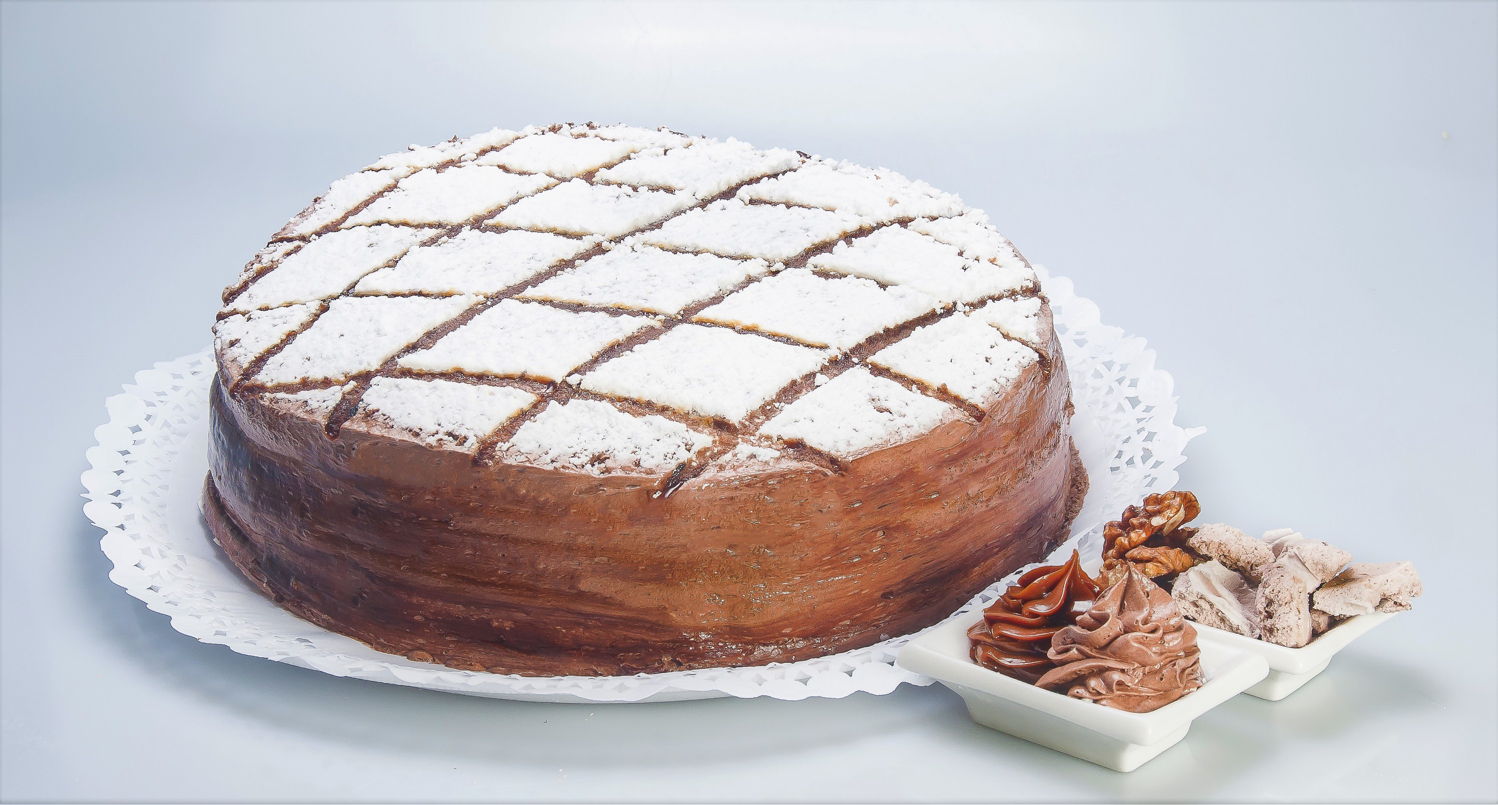 torta de bizcochuelo de chocolate rellena de dulce de leche con merengue y mousse con nueces