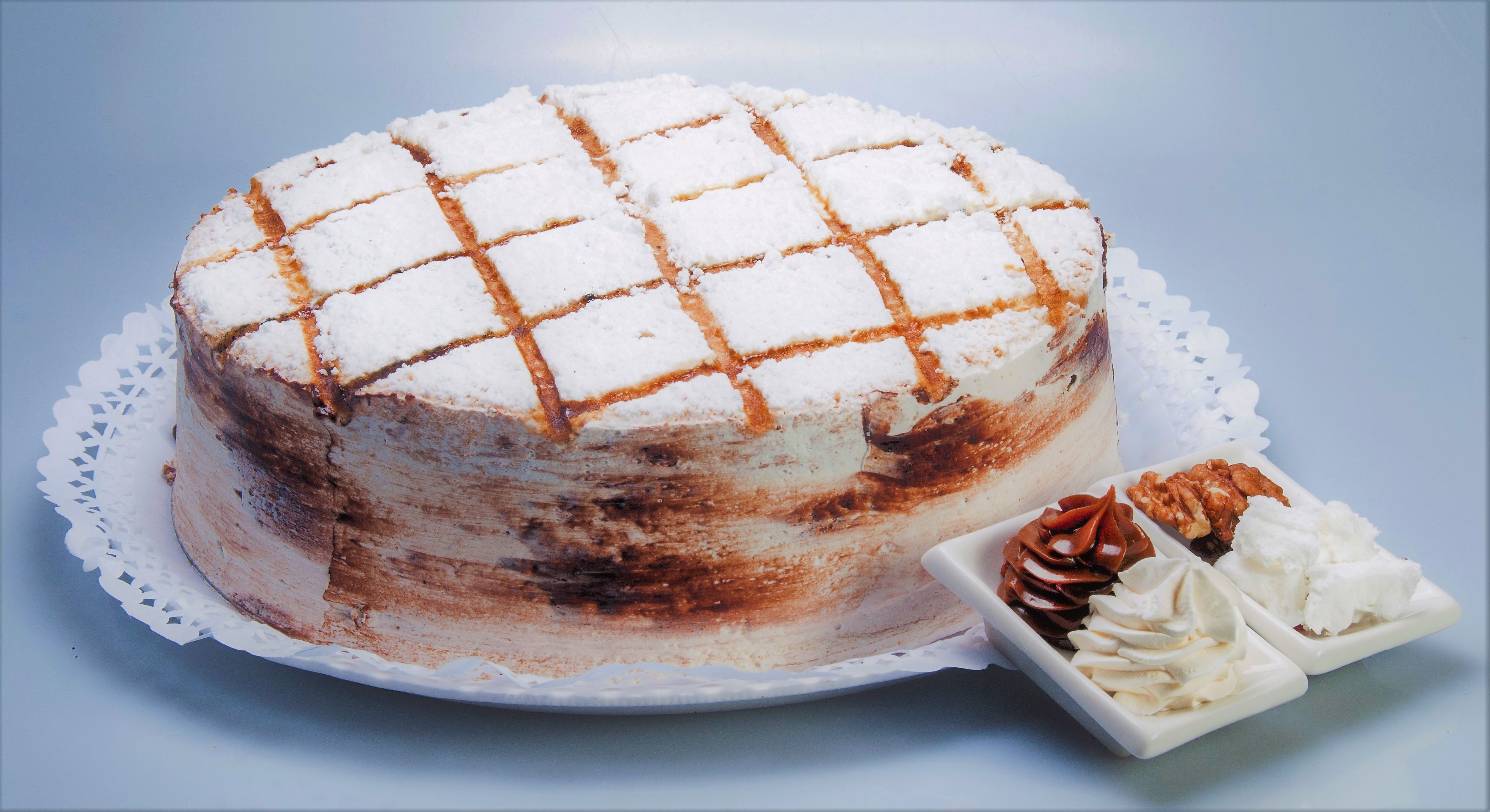 torta de bizcochuelo de vainilla rellena de dulce de leche con merengue y crema con nueces