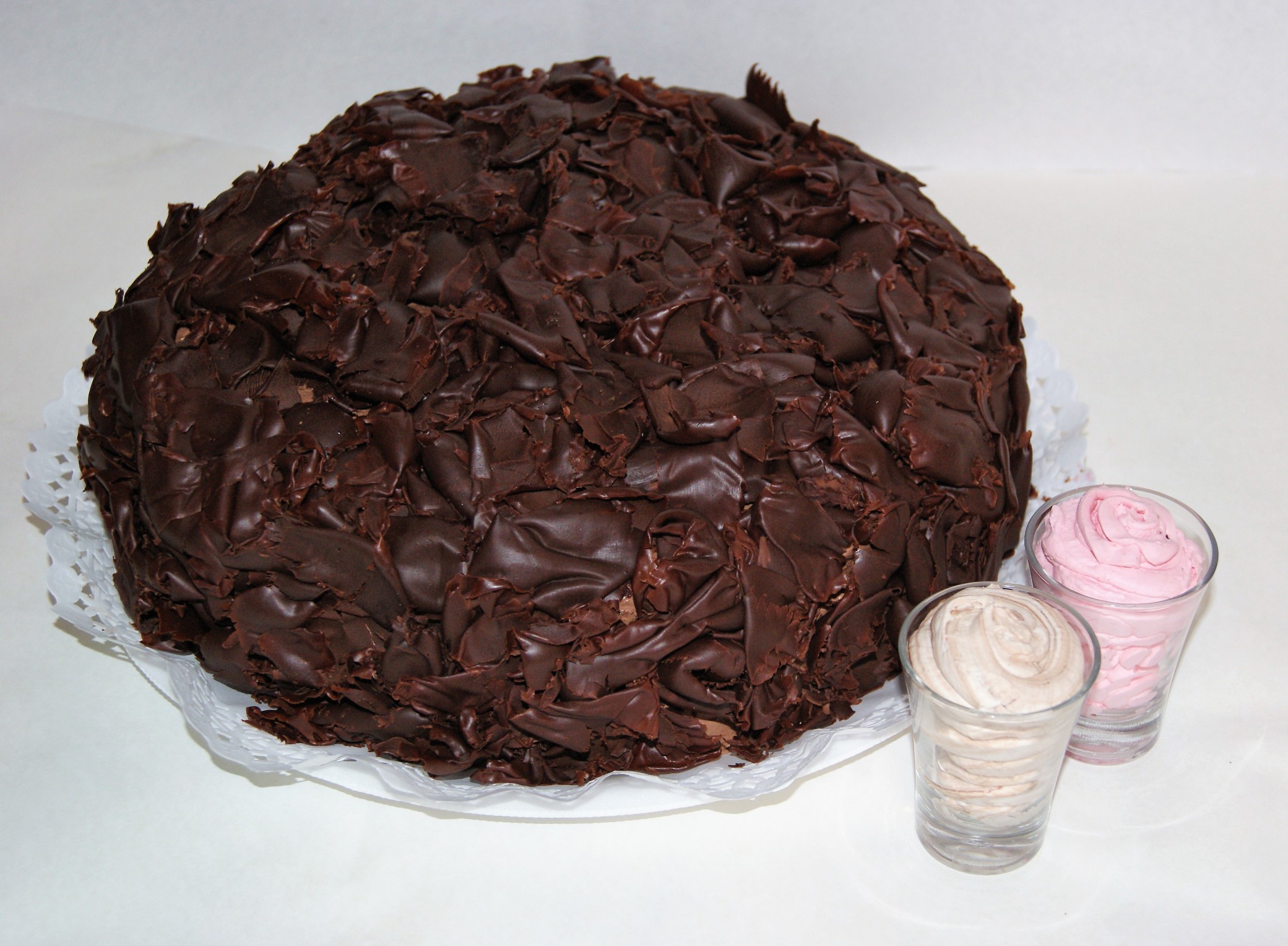 torta de bizcochuelo de chocolate rellena de mermelada de frambuesa,crema de frutilla y crema granizada