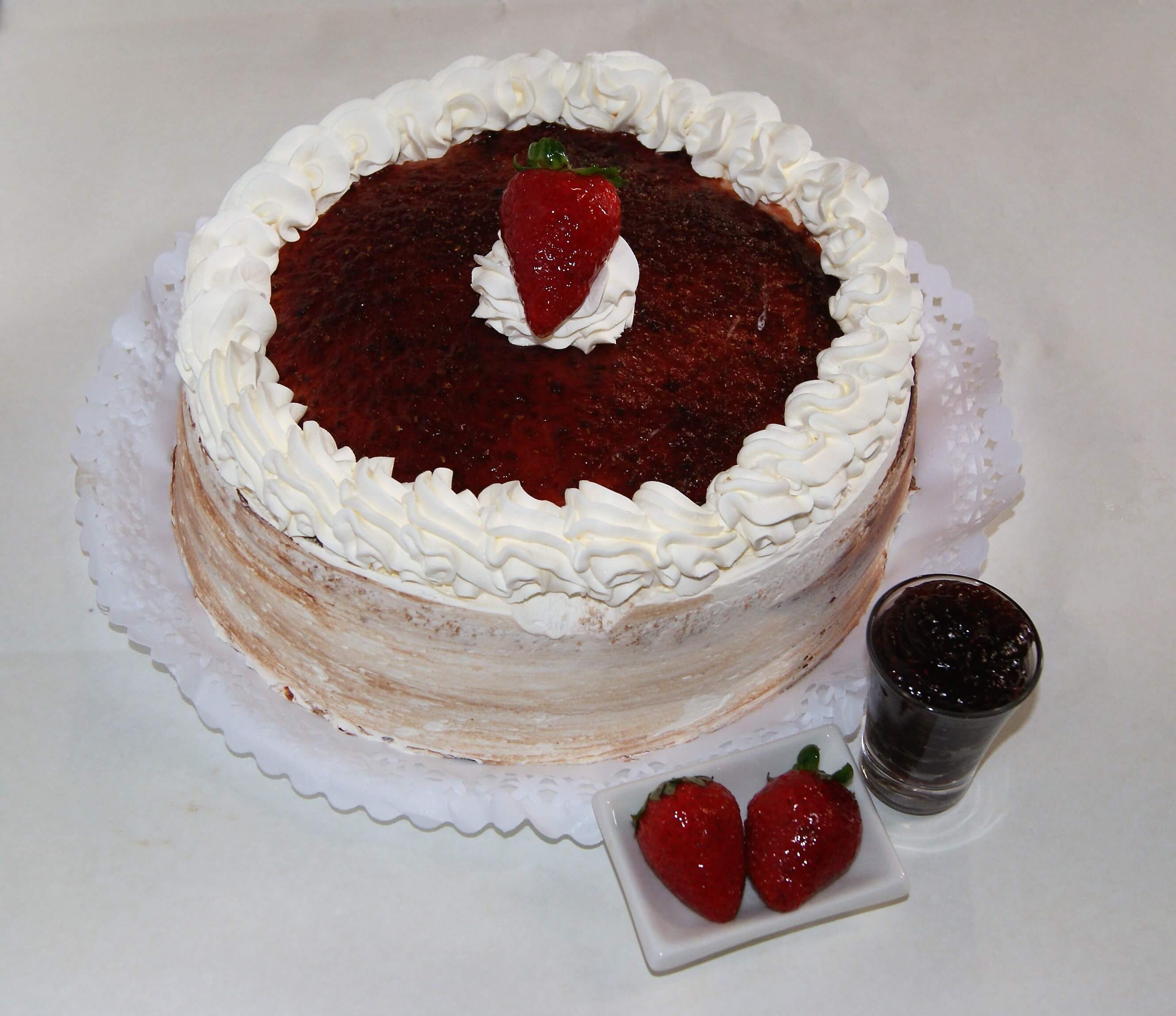 torta de bizcochuelo de vainilla rellena de crema de frutillas y mermelada de frambuesa