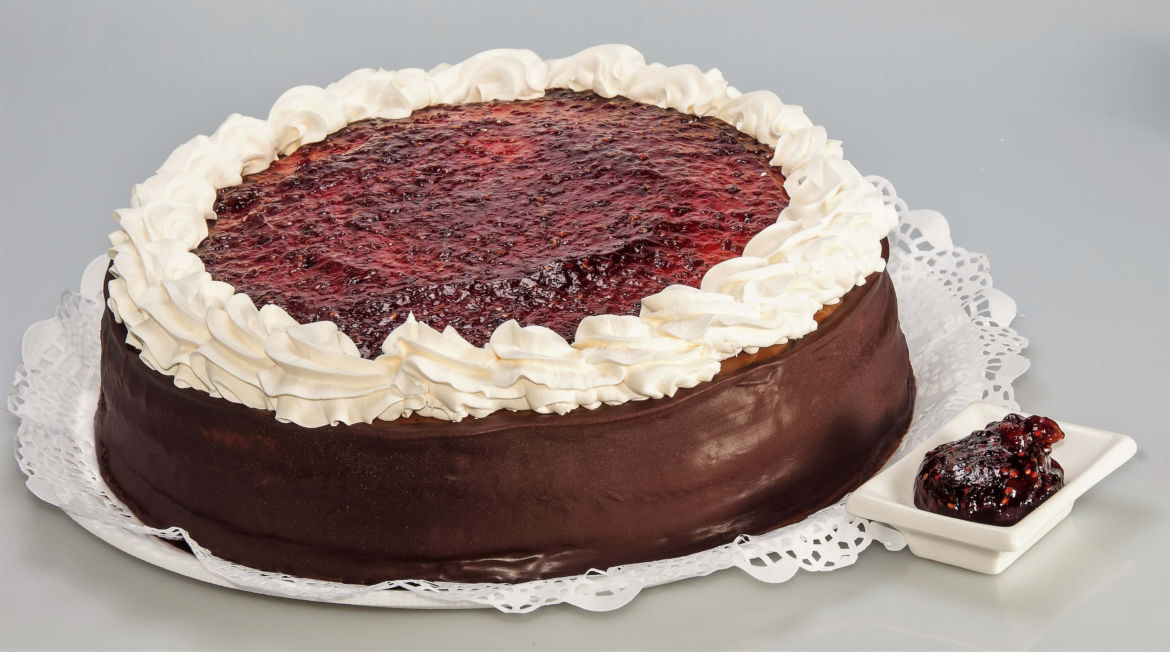 torta de bizcochuelo de chocolate rellena de crema y mermelada de frambuesa