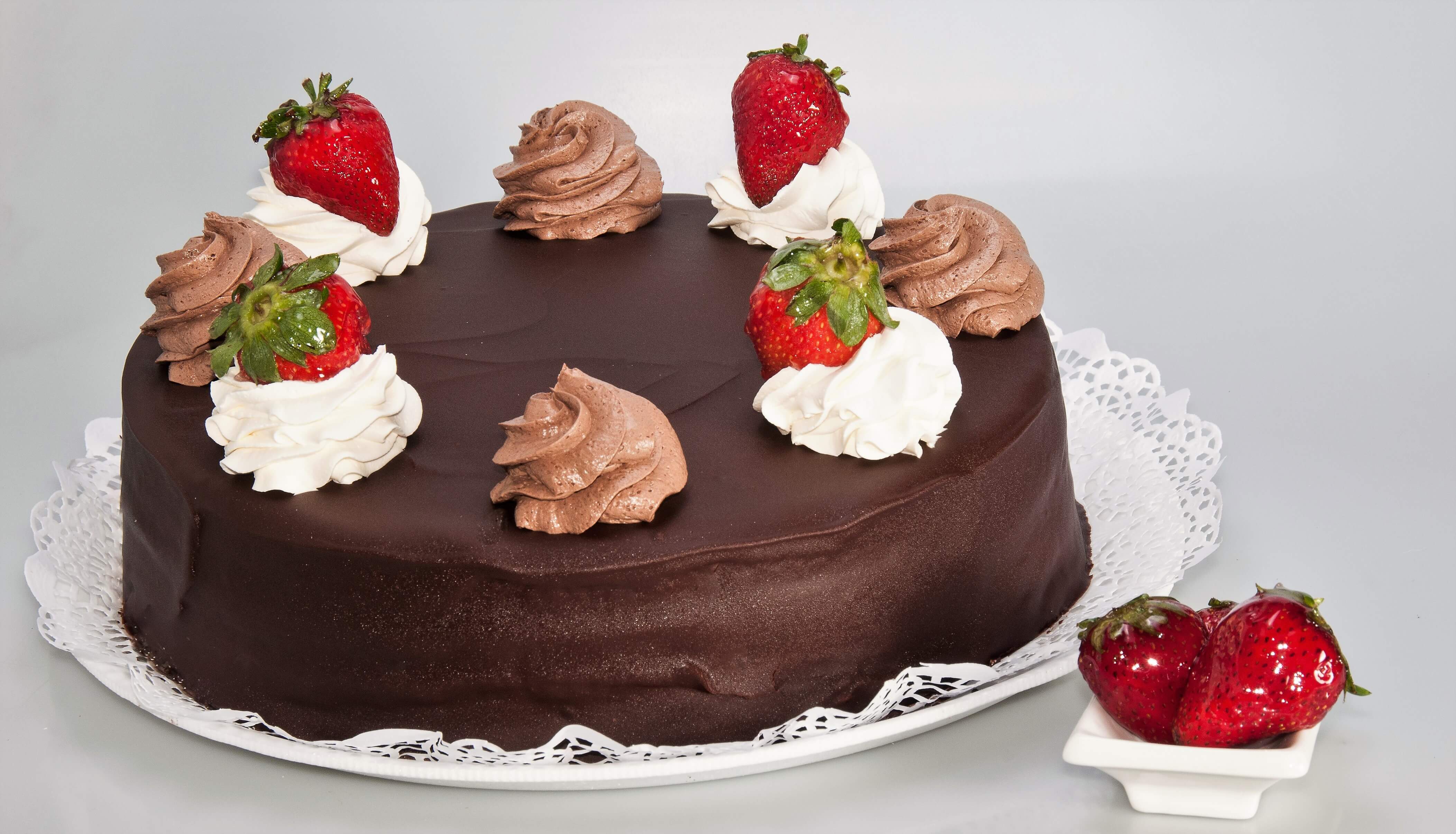 torta de bizcochuelo de chocolate rellena de crema con frutillas y mousse de chocolate