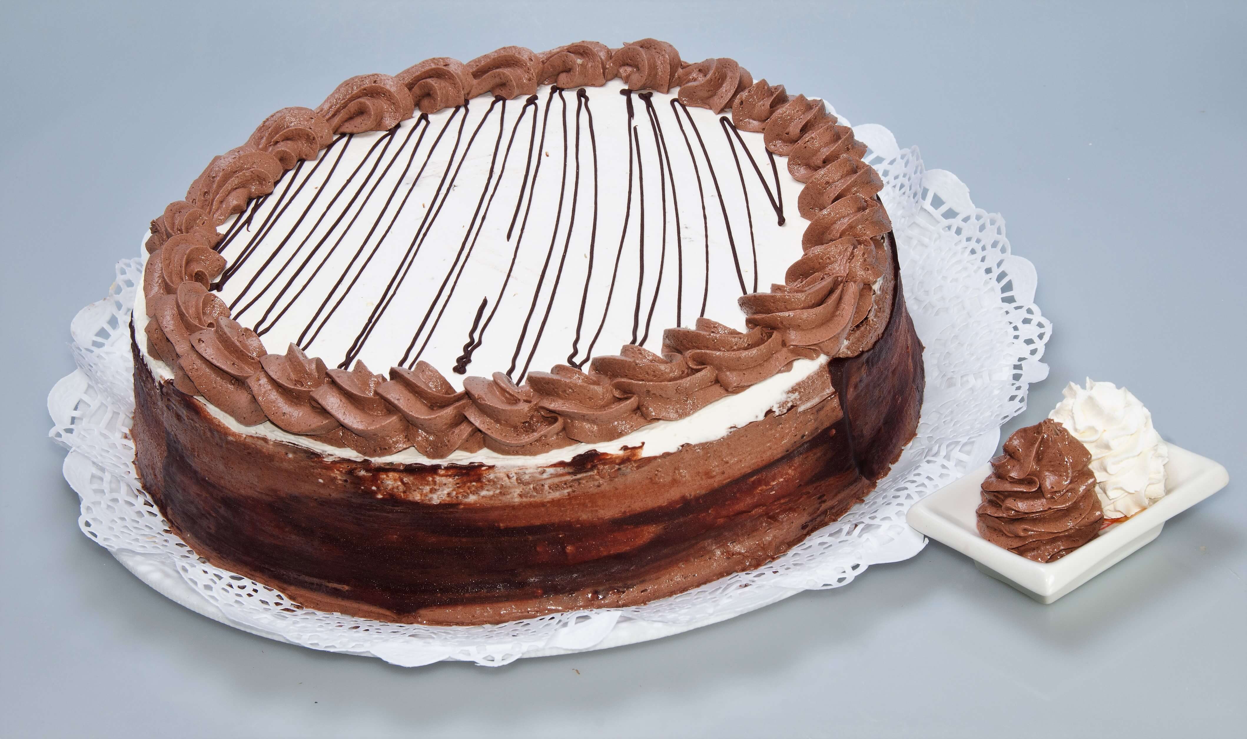 torta de bizcochuelo de vainilla rellena de crema y mousse de chocolate